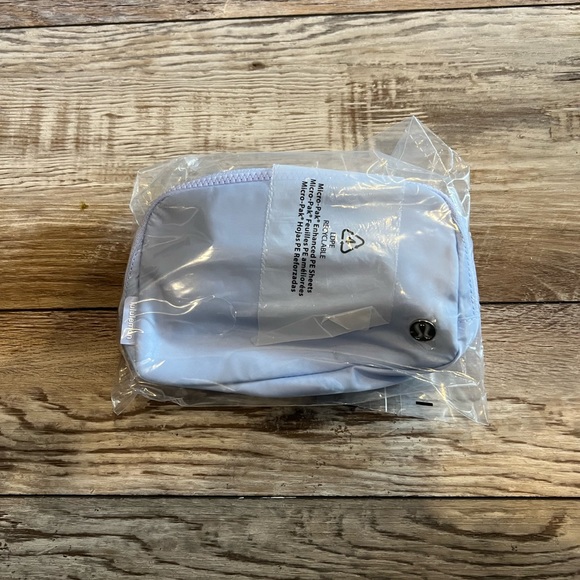 🆕LULULEMON EVERYWHERE BELT BAG PASTEL BLUE - Picture 5 of 5